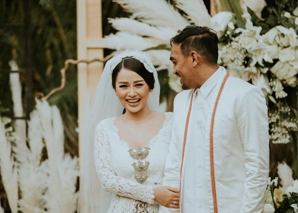 Menikah artis bunga pandemi jelitha deretan tengah nikah infografis pandemik puteri jebolan pria bulan dua umumkan syamsir kehamilan suami pertama