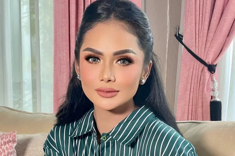 Kehidupan pribadi artis Indonesia yang jauh dari sorotan media