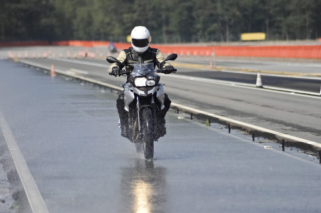 Strategi berkendara motor hujan deras agar ban tidak kehilangan traksi