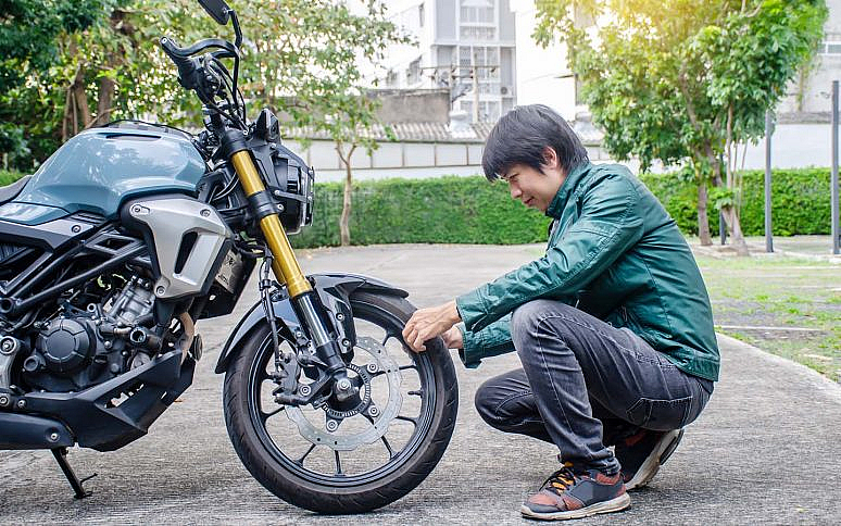 Cara efektif menghindari kecelakaan motor akibat ban slip di musim hujan