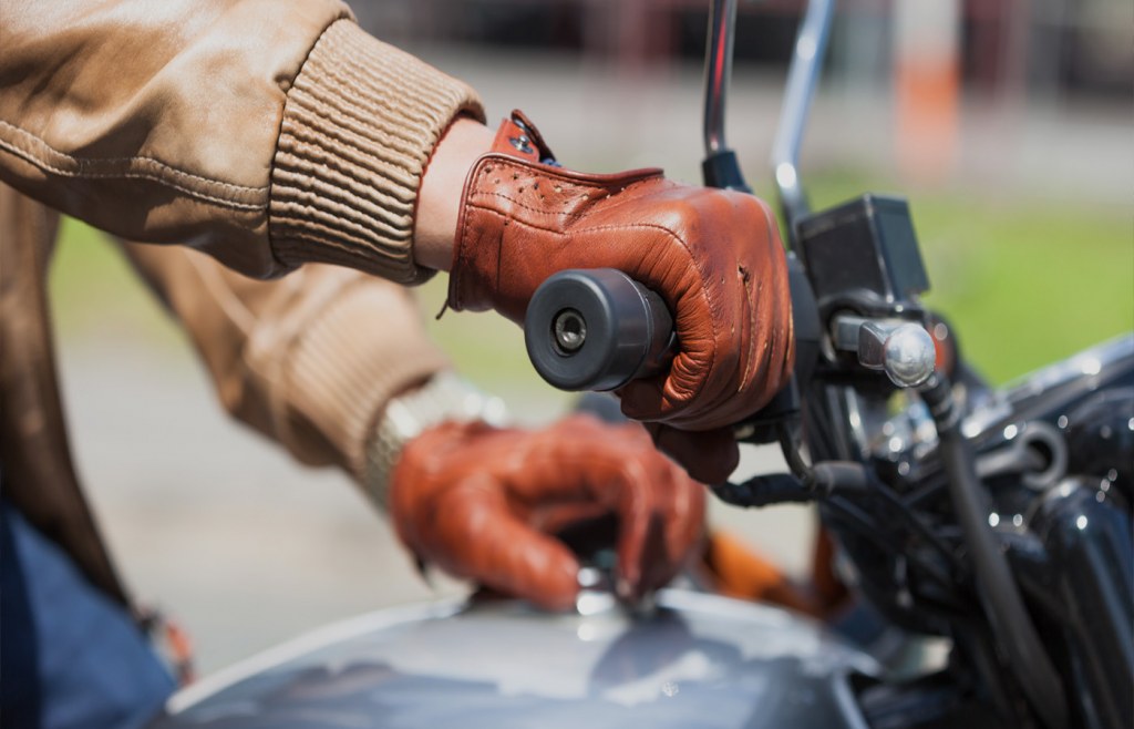 Strategi berkendara motor hujan deras agar ban tidak kehilangan traksi