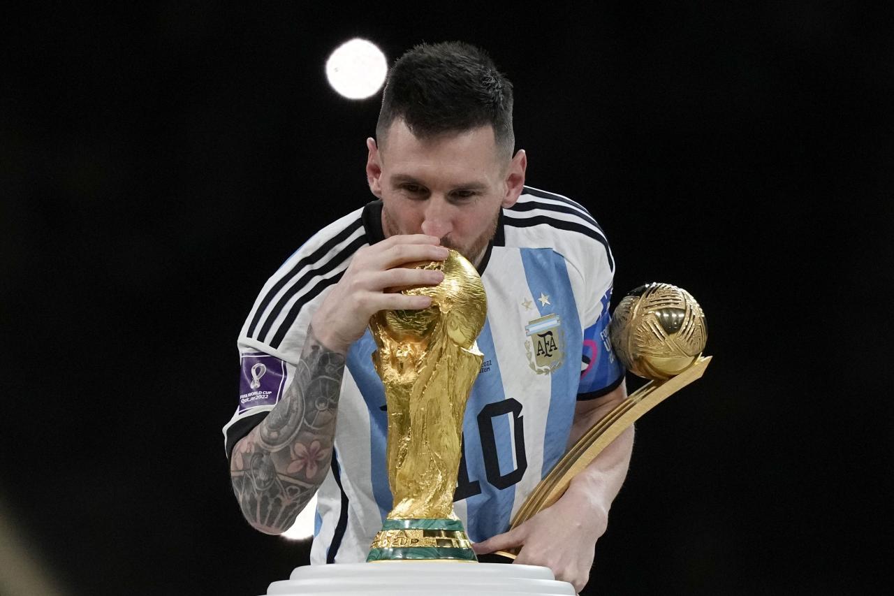 Messi lionel barcelona ballon awards poses video player dor 1500 ll he