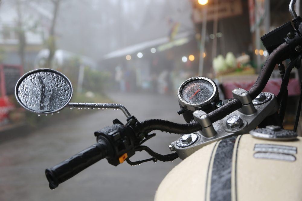 Persiapan berkendara motor di musim hujan untuk mencegah kecelakaan slip