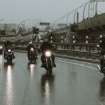 Cara aman berkendara motor saat hujan deras dan jalan licin
