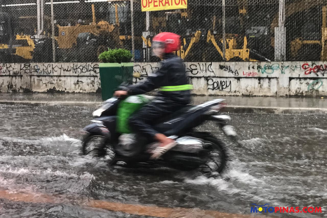 Cara aman berkendara motor saat hujan deras dan jalan licin