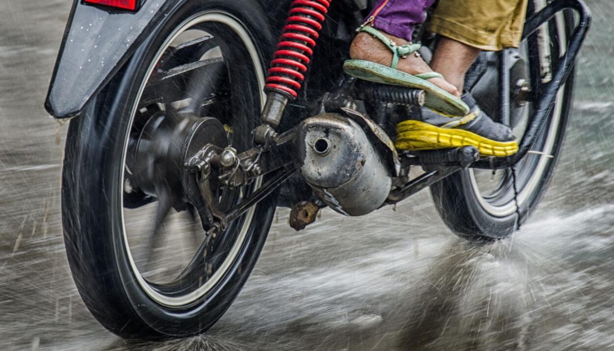 Teknik pengereman yang tepat saat hujan agar ban motor tidak slip