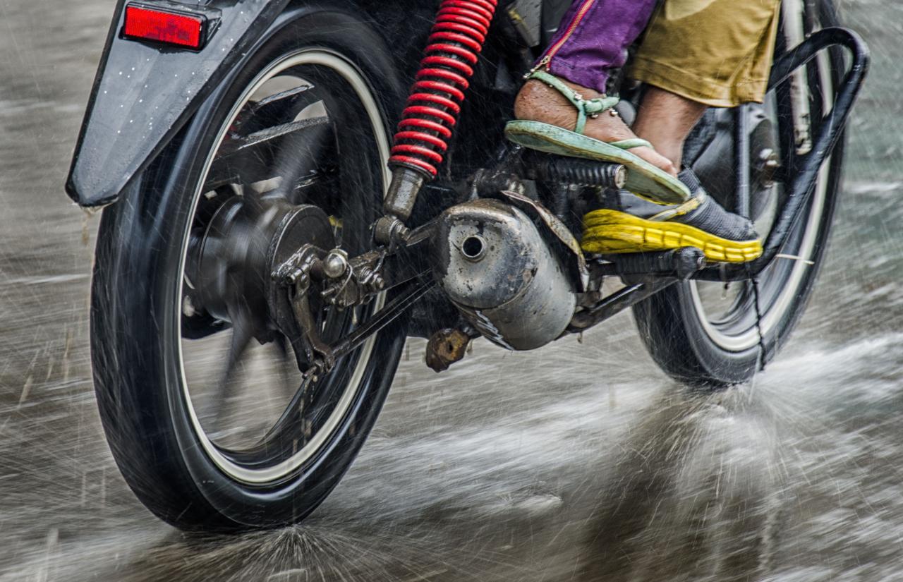Teknik pengereman yang tepat saat hujan agar ban motor tidak slip
